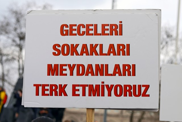 Translara yönelik gözaltılara bir gerekçe daha: "Isınmak için ateş yakmak" | Kaos GL - LGBTİ+ Haber Portalı