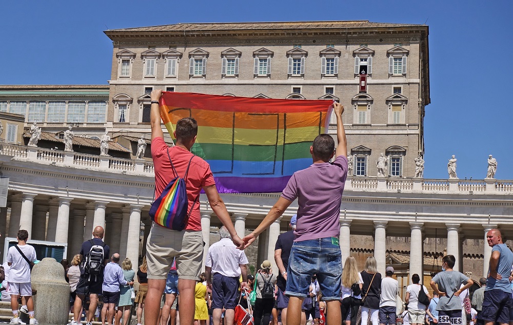 Vatikan’da Polonya için gökkuşağı bayraklı eylem | Kaos GL - LGBTİ+ Haber Portalı Haber