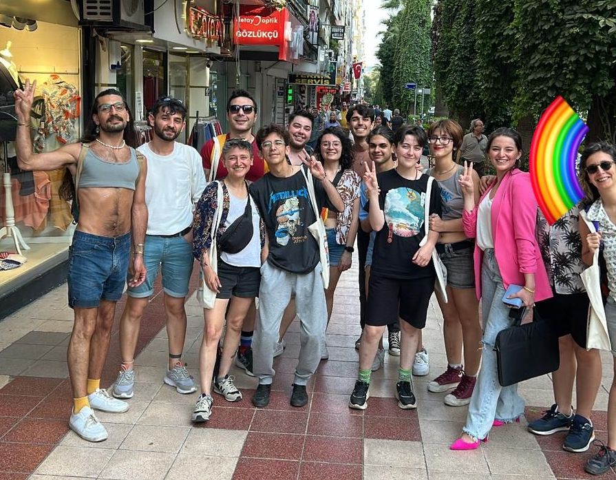 Yasaklanan Aydın Onur Haftası’ndan: Ee, biz de yürüdük! Rak rak, şakır şakır yürüdük! Kaos GL - LGBTİ+ Haber Portalı