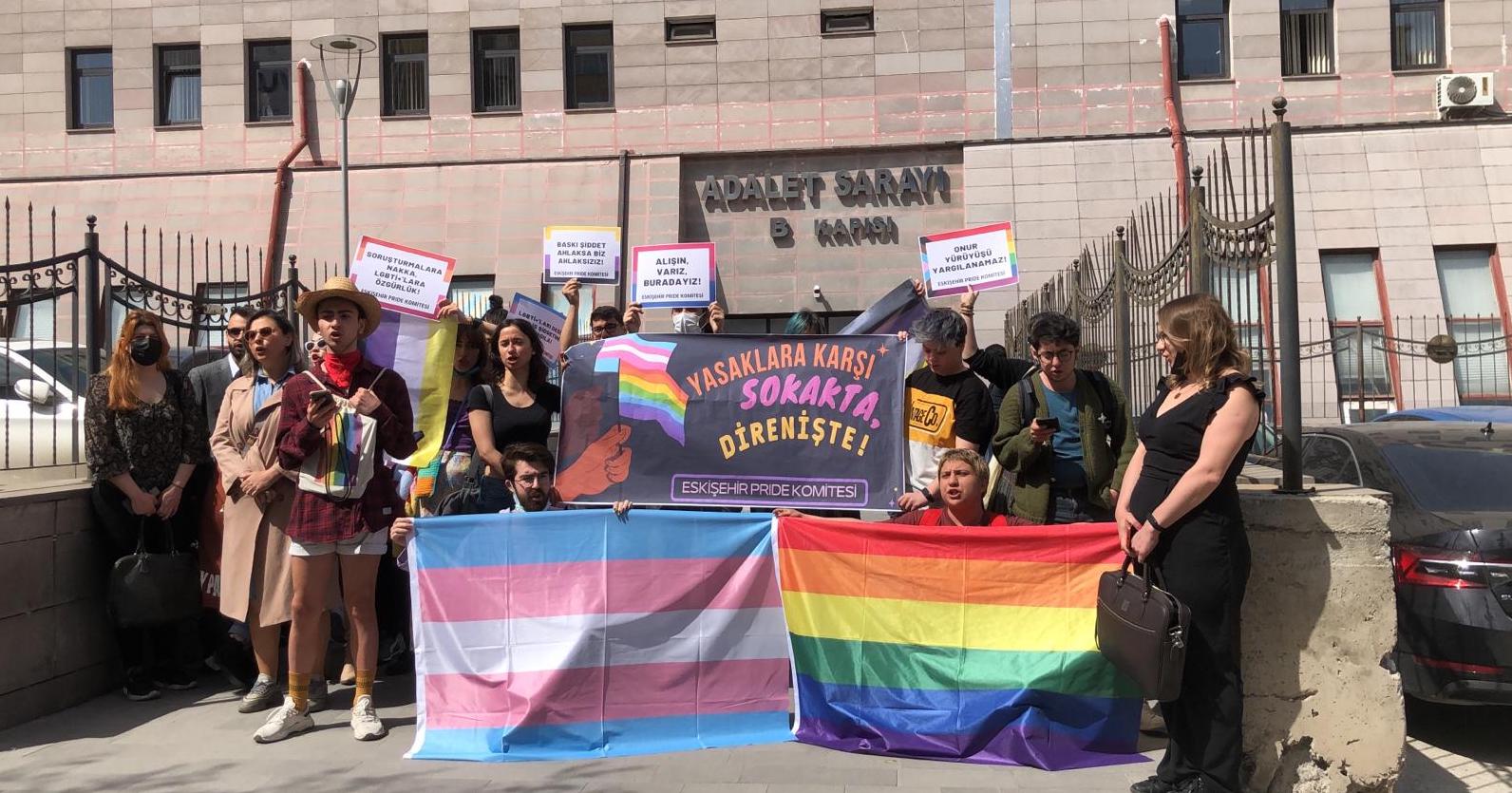 “Yasaklara karşı sokaktayız, çarktayız, yürüyüşteyiz, direnişteyiz!” | Kaos GL - LGBTİ+ Haber Portalı Haber