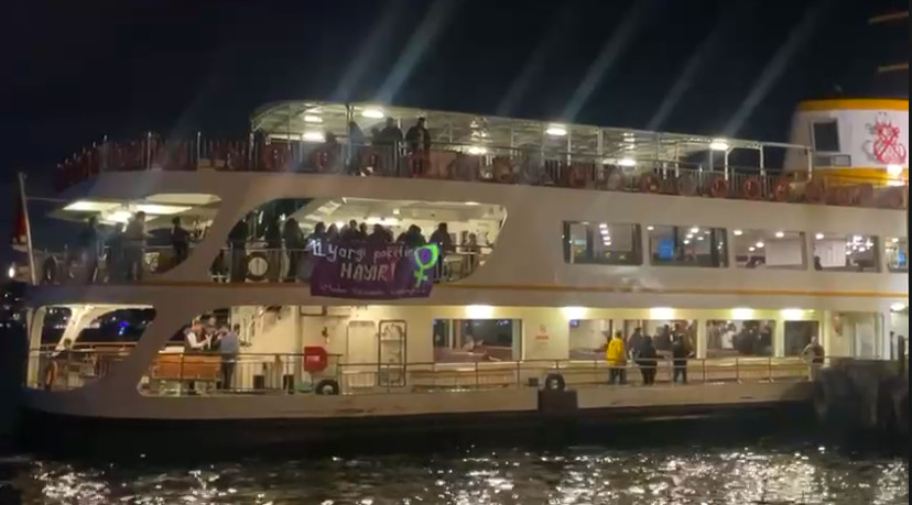 Yasaklara rağmen kadınlar ve LGBTİ+’lar Beşiktaş’ta buluştu: "Devlet elini bedenimden çek!" | Kaos GL - LGBTİ+ Haber Portalı Haber