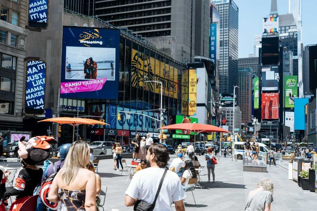Yıldıran’ın ödüllü “Kürt trans kadınlar” fotoğrafı New York sokaklarında | Kaos GL - LGBTİ+ Haber Portalı Haber