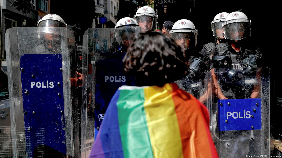 İktidarın savaş tamtamları LGBTİ+ diye çalıyor | Kaos GL - LGBTİ+ Haber Portalı Gökkuşağı Forumu Köşe Yazısı