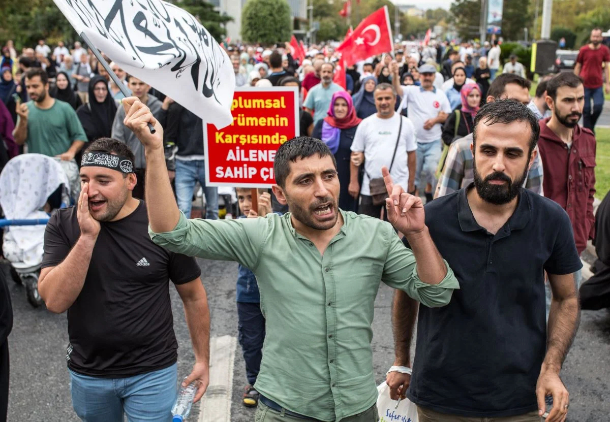 Hate meeting: Is it a banal boulevard comedy or the first scene of a tragedy?  | Kaos GL - News Portal for LGBTI+ Rainbow Forum Opinion Column