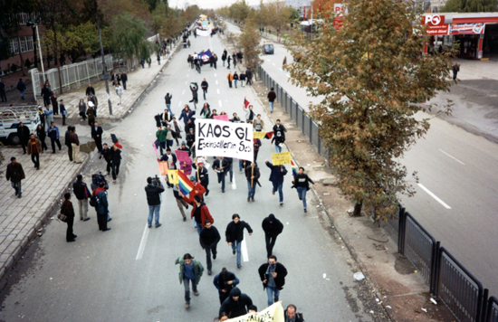 Umut Güner: “Ya Kaos’un kapısına kilit vuracaktık ya da başka bir aşamaya geçecektik” | Kaos GL - LGBTİ+ Haber Portalı Gökkuşağı Forumu Köşe Yazısı