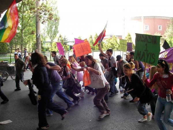 “1 mayısa saygımız var onu da bitirecekler bu ibneler” | Kaos GL - LGBTİ+ Haber Portalı Haber