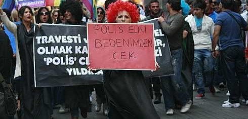 Trans olmak suç değil: Polisin yetkileri neler? Kaos GL - LGBTİ+ Haber Portalı