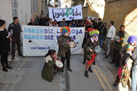 Askersiz Lefkoşa İçin Kuzey’den ve Güney’den Ateşkes Hattına Yürüdüler Kaos GL - LGBTİ+ Haber Portalı