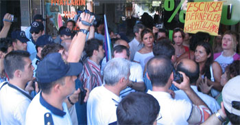 Eşcinsellere saldırının gizli kalan fotoğrafları Kaos GL - LGBTİ+ Haber Portalı