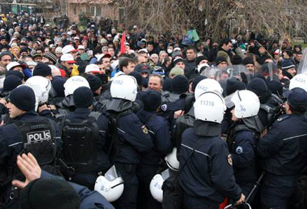 Polis Her Yerde İşçilere Saldırıyor Kaos GL - LGBTİ+ Haber Portalı