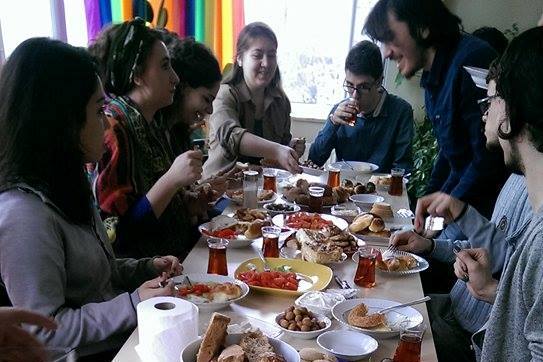 Kaos GL&rsquo;de cumartesi öğrenci kahvaltısı | Kaos GL - LGBTİ+ Haber Portalı Haber