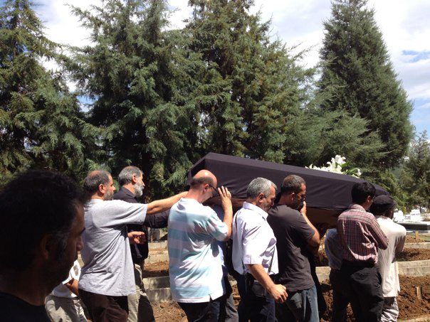 Arkadaşları Tayfun Gönül&rsquo;ü Şarkılarla Uğurladı | Kaos GL - LGBTİ+ Haber Portalı Haber