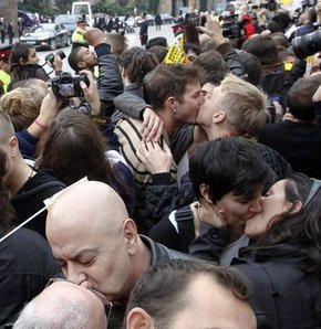 Eşcinseller Katolik Kilisesinin Homofobisine Karşı Öpüştüler | Kaos GL - LGBTİ+ Haber Portalı Haber