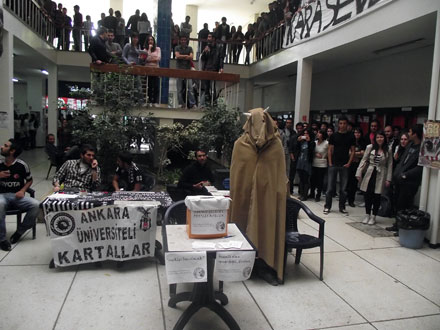 SBF Öğrencileri Yeni Dekanları Olarak Sarı Kız&rsquo;ı Seçti! | Kaos GL - LGBTİ+ Haber Portalı Haber