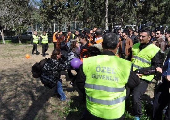 Ege Üniversitesi güvenliğinden &lsquo;ideolojik renkli&rsquo; balonlara saldırı | Kaos GL - LGBTİ+ Haber Portalı Haber