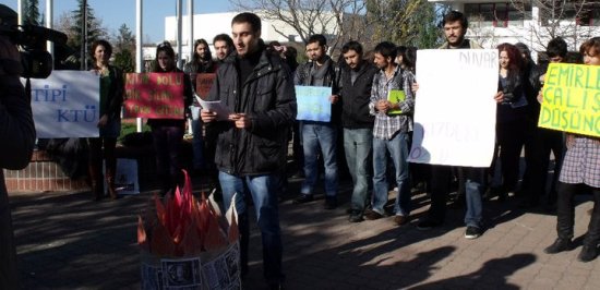 KTÜ&rsquo;de Öğrenciler Kulüplerinin Kapatılmasını Protesto Ettiler | Kaos GL - LGBTİ+ Haber Portalı Haber
