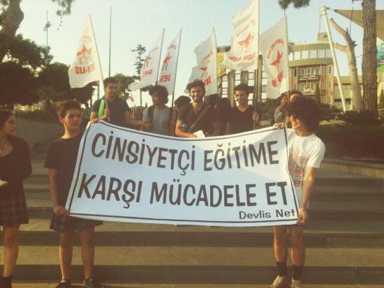 Liseli Erkek Öğrencilerden Etekli Eylem | Kaos GL - LGBTİ+ Haber Portalı Haber