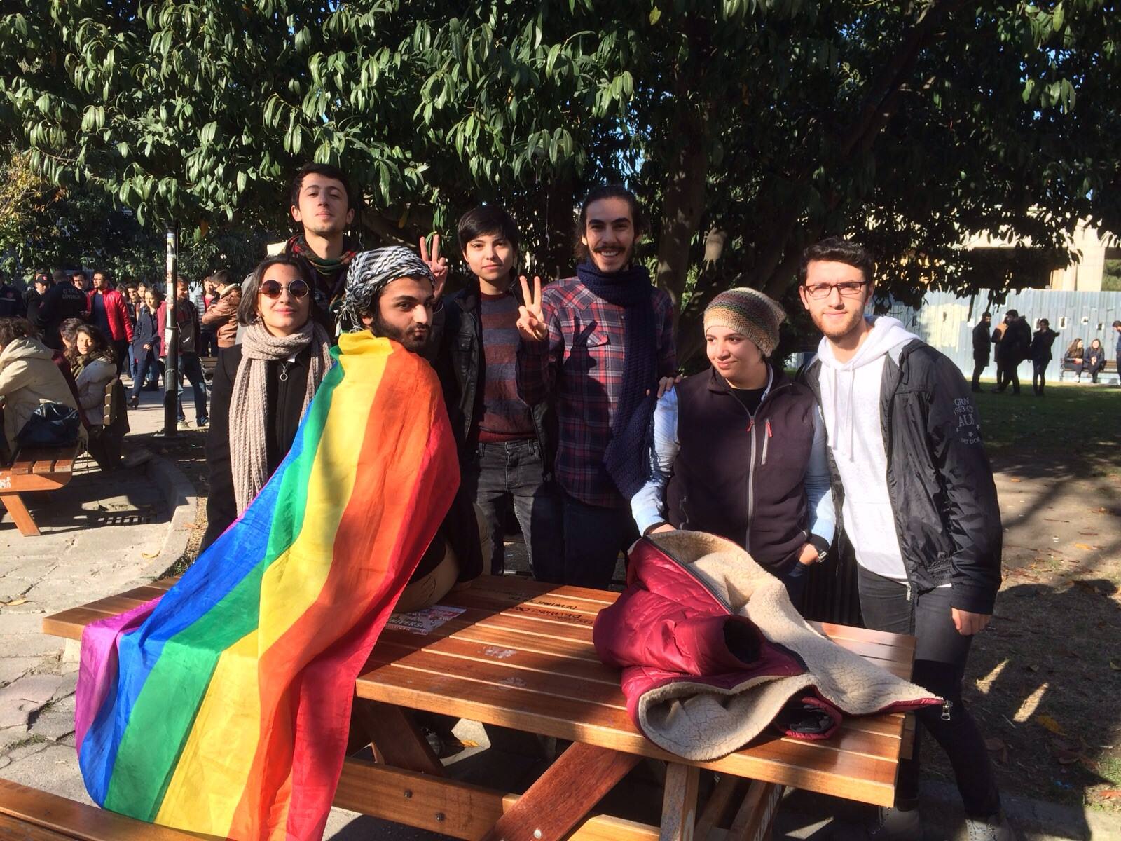 Gökkuşağı bayrağına tahammülsüz polis öğrencilere saldırdı | Kaos GL - LGBTİ+ Haber Portalı Haber