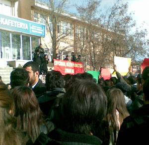 Van Yüzüncü Yıl Öğrencileri &lsquo;İki Dilli Yaşam&rsquo;ı Savunuyor  | Kaos GL - LGBTİ+ Haber Portalı Haber