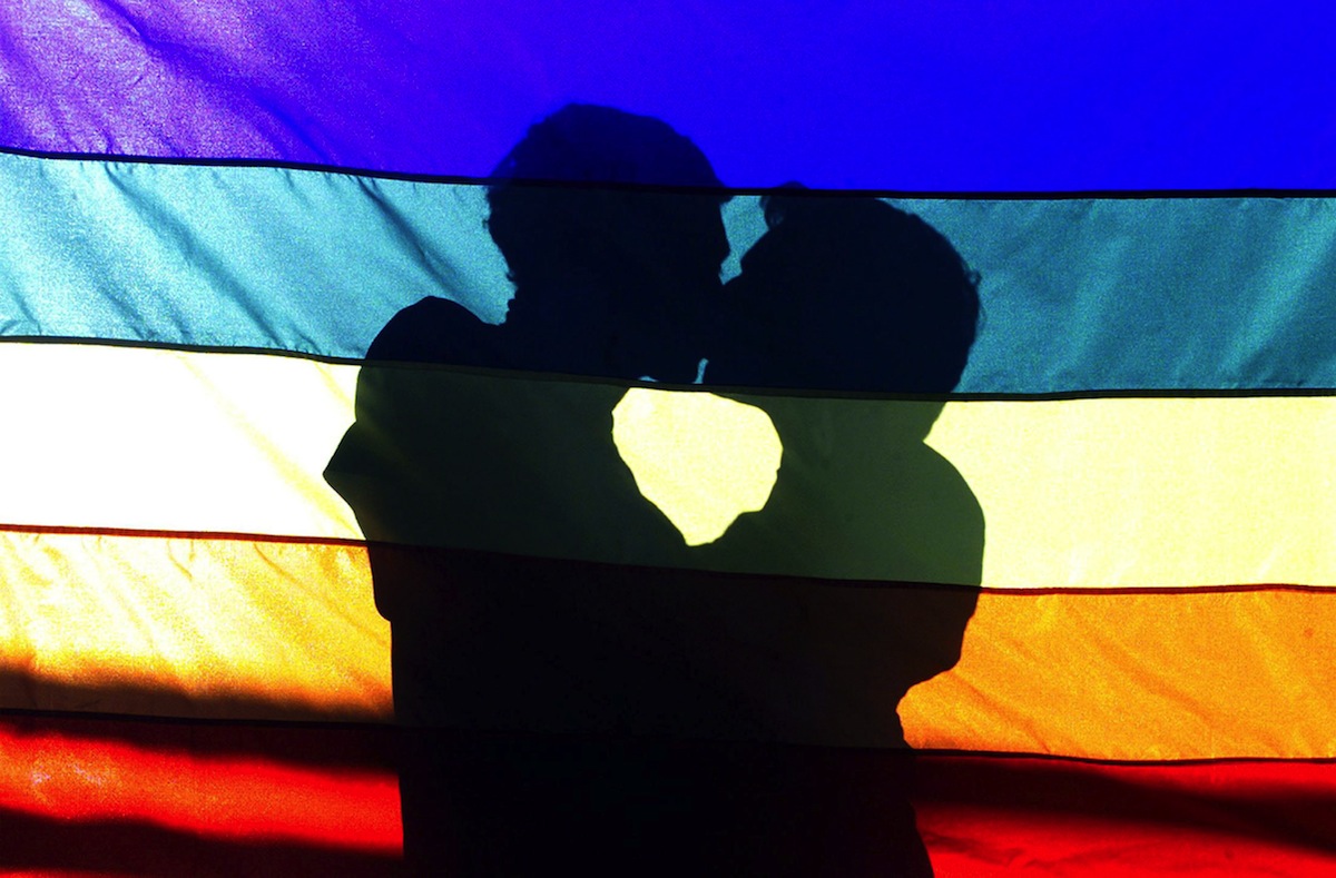 Öpüştükleri için gözaltına alındılar | Kaos GL - LGBTİ+ Haber Portalı Haber