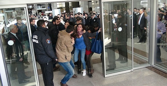 Çağlayan Adliyesi’nde avukatlara polis ve güvenlik barikatı! Kaos GL - LGBTİ+ Haber Portalı