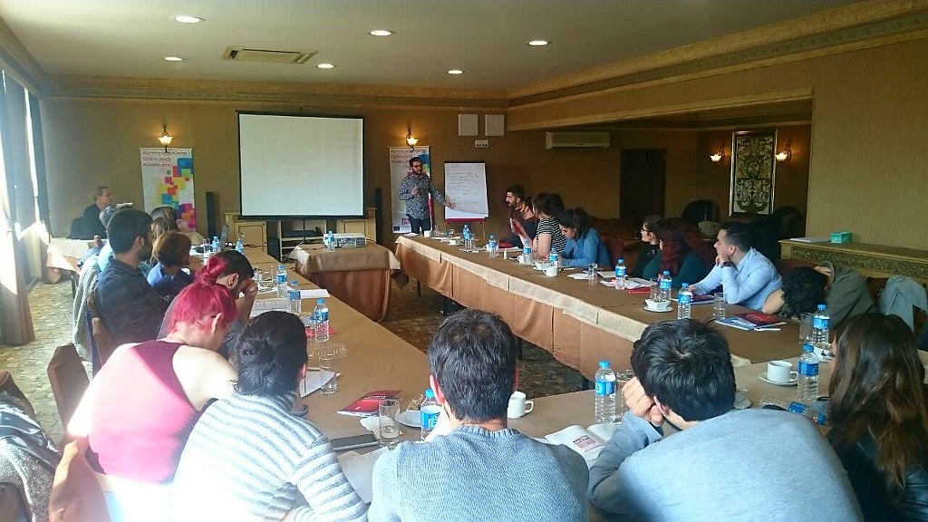 Susturma isteğine karşı görünürlük mücadelesi: Medyada biz Kaos GL - LGBTİ+ Haber Portalı