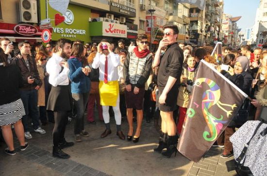 İzmirli erkekler kadına şiddete karşı etek giydi Kaos GL - LGBTİ+ Haber Portalı