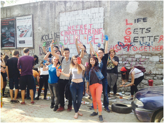 Bornova Sokak duvarları nefret cinayetlerine karşı boyandı | Kaos GL - LGBTİ+ Haber Portalı Haber