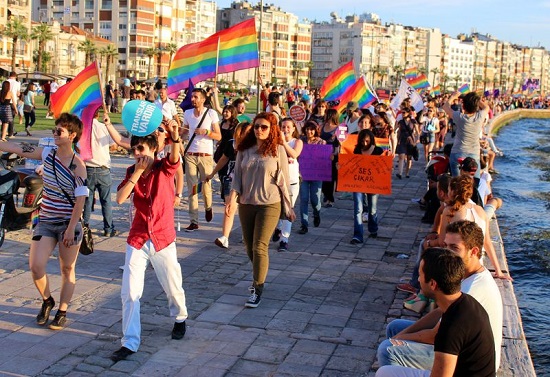 "İzmir Onur Yürüyüşü&rsquo;nde hep beraber zırıldayalım" | Kaos GL - LGBTİ+ Haber Portalı Haber