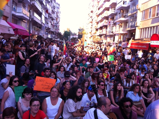İzmir&rsquo;de İlk Onur Yürüyüşünde Sokaklar Doldu Taştı | Kaos GL - LGBTİ+ Haber Portalı Haber