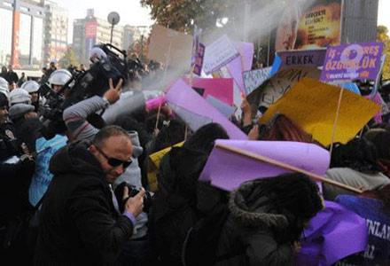 Kadınlar, Polise Rağmen Erkek Devlet Şiddetine Karşı Yürüdü! Kaos GL - LGBTİ+ Haber Portalı