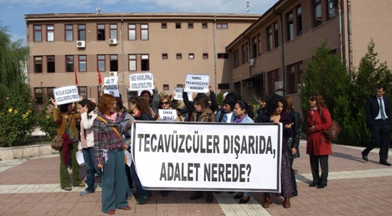 Feministler: &lsquo;Tecavüzcüler Dışarıda, Adalet Nerede?&rsquo; | Kaos GL - LGBTİ+ Haber Portalı Haber