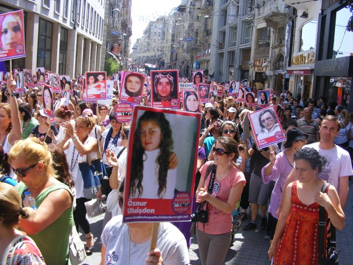 Kadınlar Taksim&rsquo;de Cinayetlere Karşı Yürüdüler | Kaos GL - LGBTİ+ Haber Portalı Haber