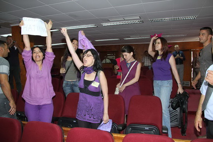 KKTC Meclisinde Feminist Eylem | Kaos GL - LGBTİ+ Haber Portalı Haber