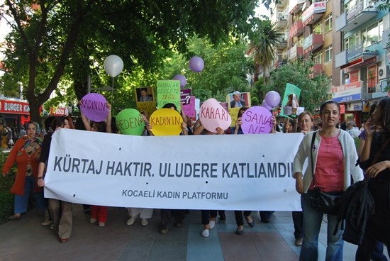 Kocaeli&rsquo;de Kürtaj Hakkı İçin Yürüyen Kadınlara Polis Barikatı | Kaos GL - LGBTİ+ Haber Portalı Haber