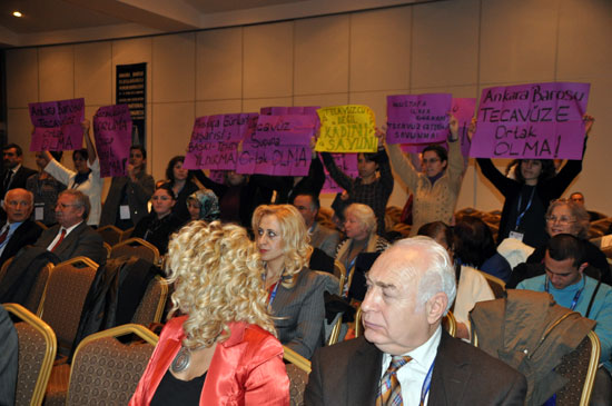 Kadınlardan Tecavüz Çetesinin Avukatına Protesto | Kaos GL - LGBTİ+ Haber Portalı Haber