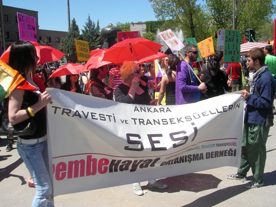 Kara, Mor ve Gökkuşağı Bayrakları Birlikte Dalgalandı! | Kaos GL - LGBTİ+ Haber Portalı Haber