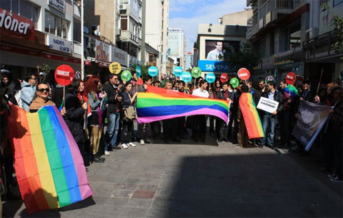 Nefret Suçları ile Mücadele Yürüyüşü İzmir&rsquo;de Yapıldı | Kaos GL - LGBTİ+ Haber Portalı Haber