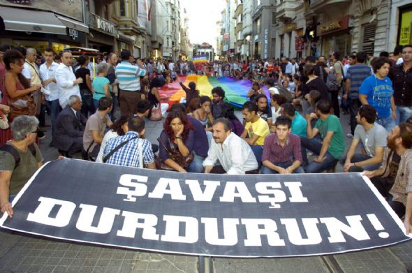 LGBT&rsquo;ler Barış İçin Taksim&rsquo;de Yürüdü | Kaos GL - LGBTİ+ Haber Portalı Haber