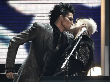 Adam Lambert'ten ateşli öpücük! | Kaos GL - LGBTİ+ Haber Portalı Haber