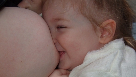 Emzirmek artik &lsquo;müstehcen&rsquo; değil | Kaos GL - LGBTİ+ Haber Portalı Haber