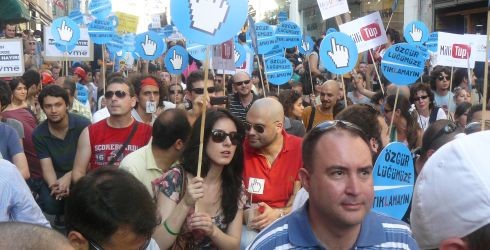 İnternete Özgürlük İçin Sokağın Sesini Yükselttiler! | Kaos GL - LGBTİ+ Haber Portalı Haber