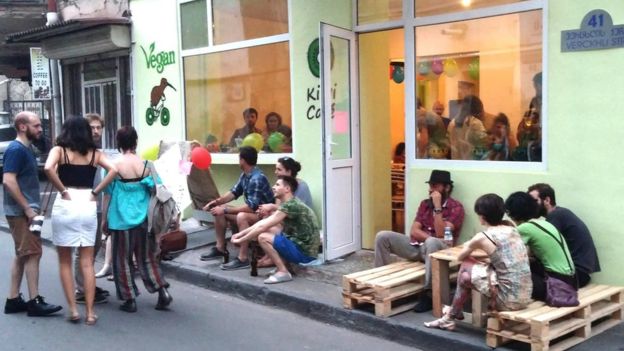 Tiflis&rsquo;te vegan kafeye ızgara etle saldırdılar! | Kaos GL - LGBTİ+ Haber Portalı Haber