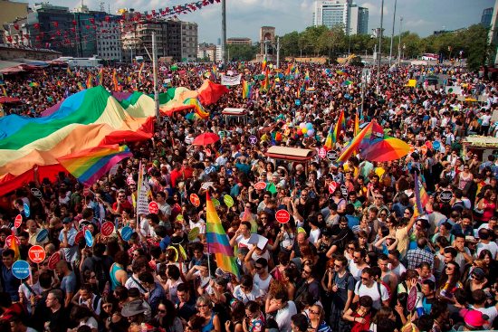Muhafazakâr STK&rsquo;lar Ahlâk Polisliğine Soyundu | Kaos GL - LGBTİ+ Haber Portalı Haber