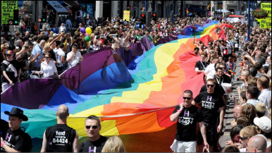 İngiltere'de Her 100 Kişiden Biri Eşcinsel | Kaos GL - LGBTİ+ Haber Portalı Haber