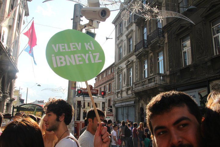 İzmir’de El Ele Yürüyen Eşcinsel Çift Saldırıya Uğradı Kaos GL - LGBTİ+ Haber Portalı