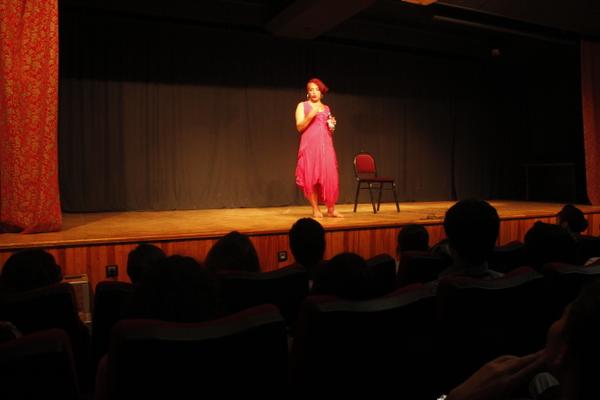 Kestirmeden Hikayeler Yeni Yaşam için sahnedeydi | Kaos GL - LGBTİ+ Haber Portalı Haber