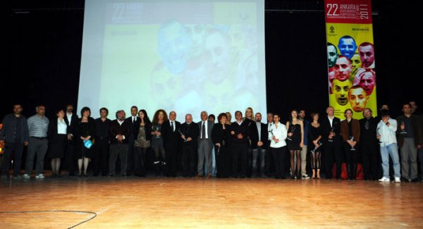 Teslimiyet Filminin Oyuncularına Özel Ödül Kaos GL - LGBTİ+ Haber Portalı