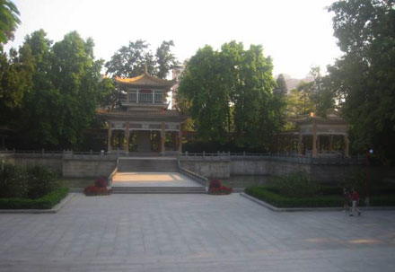 Çinli eşcinseller parkta polise direniyor | Kaos GL - LGBTİ+ Haber Portalı Haber