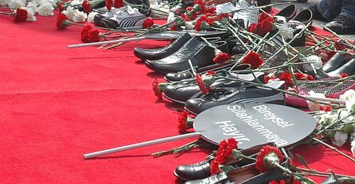 Bireysel Silahlanmaya Ayakkabılı Protesto | Kaos GL - LGBTİ+ Haber Portalı Haber